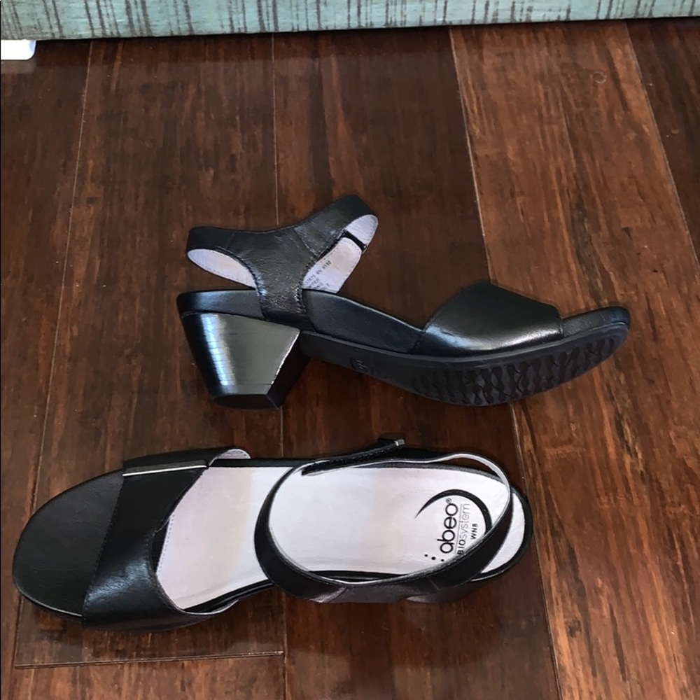 Black Sandals with Sleek Design and Glossy Finish